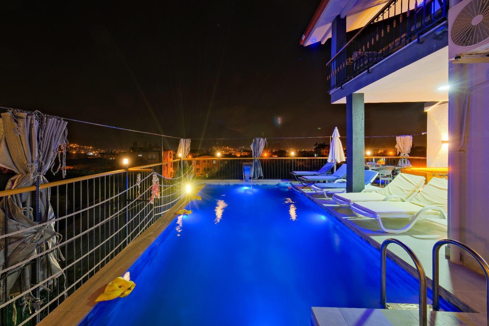 Modern Yüzme Havuzu