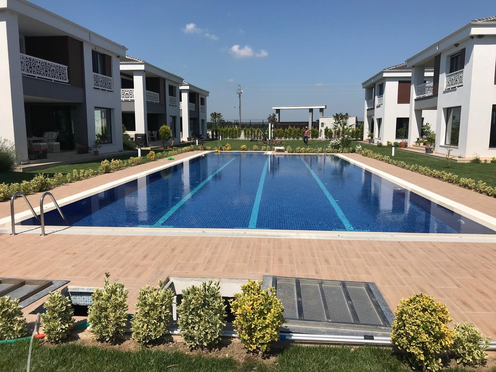 Modern Yüzme Havuzu