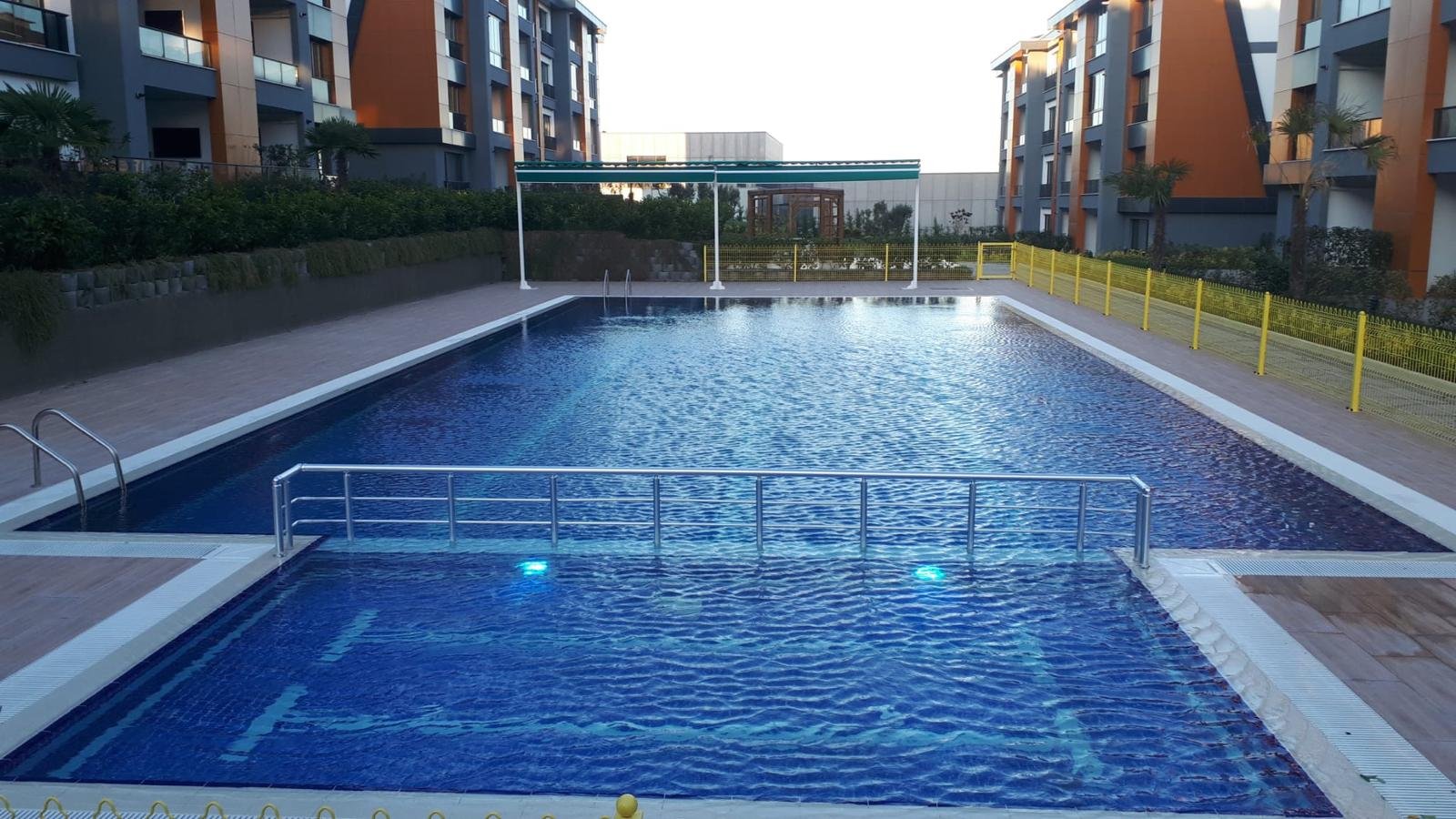 Modern Yüzme Havuzu